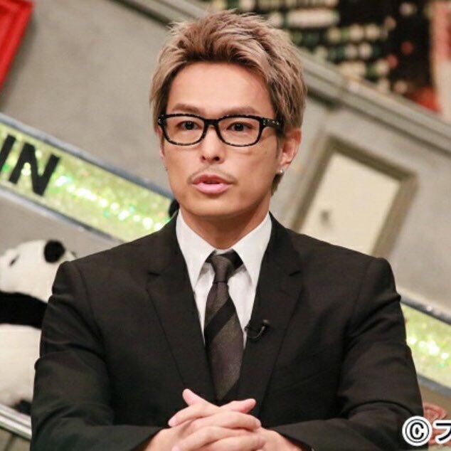 ハイジ わたし黒縁メガネなら絶対スーツがいいって願ってたんですよ でもそれはないかなぁって思ってたらなんとこんなにかっこいいスーツでオタクの望み叶えてくれる推し T Co 7tef5afjr6 Twitter