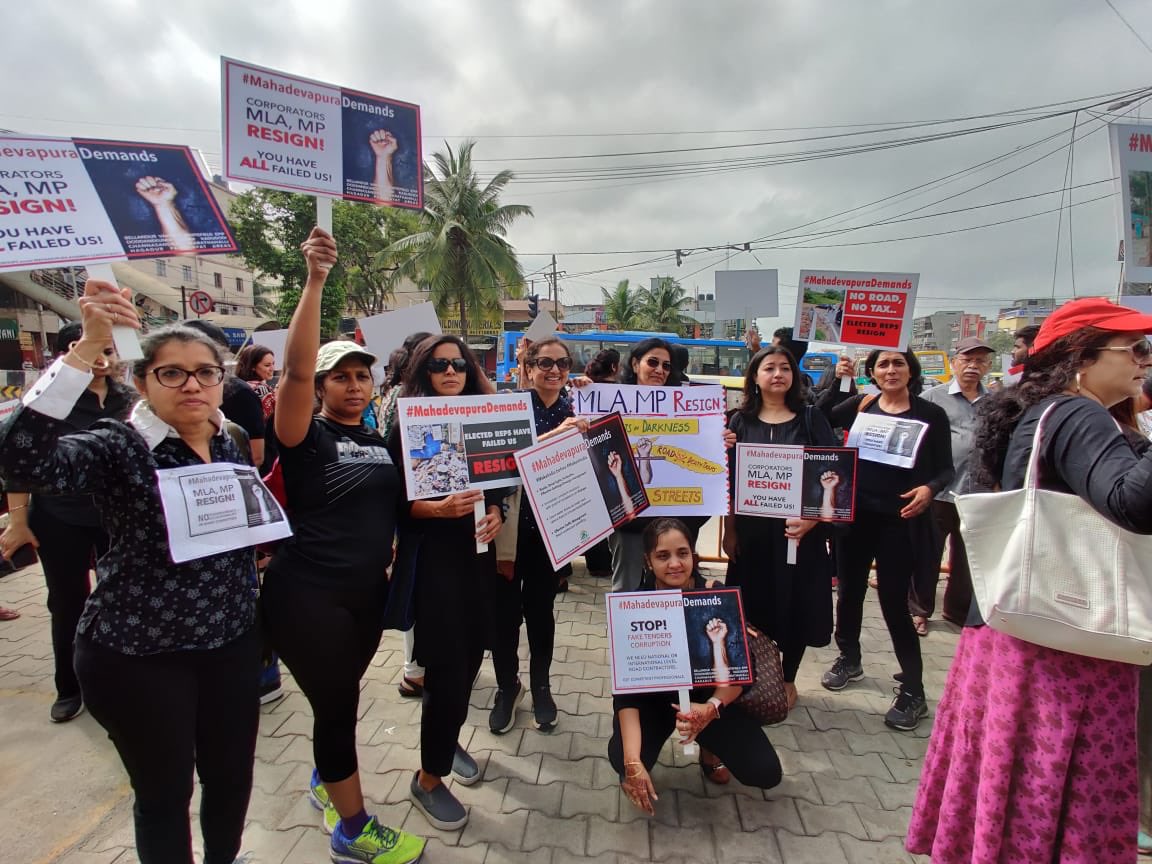 umaramaiyer's tweet image. Peaceful protest this morning with @WFRising #MahadevapuraDemands for roads, traffic, water, garbage and many more demands from our elected representatives. Schools, Friends and Neighbours turned out in huge numbers. Hope to see some changes.