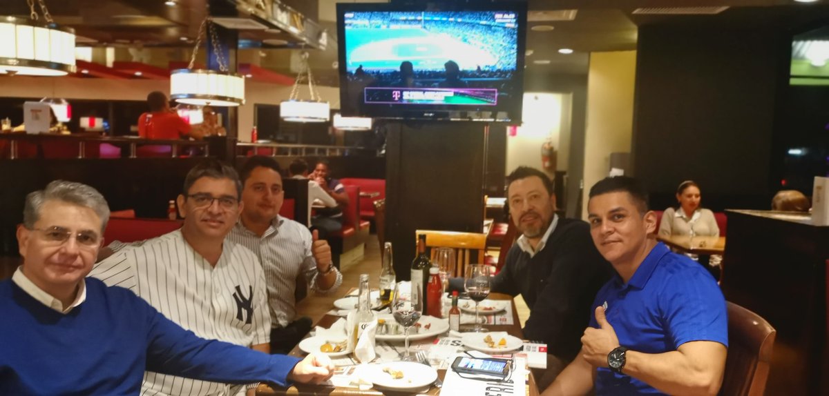 eltio66's tweet photo. #foxMLB saludos desde Panamá!! Juntos Alejandro Lazo y los buenos amigos sufriendo la Victoria!!! https://t.co/MpTuVe0SCf