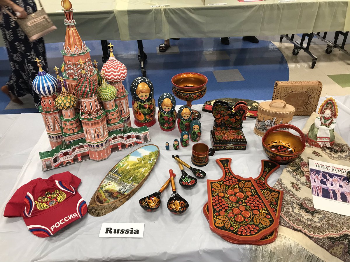 Ekim0691's tweet photo. Multicultural night, found my hometowns 🇰🇷🇷🇺 Thank you to Mr. and Mrs. Krupa for organizing this event ! https://t.co/shFAaPPKaw