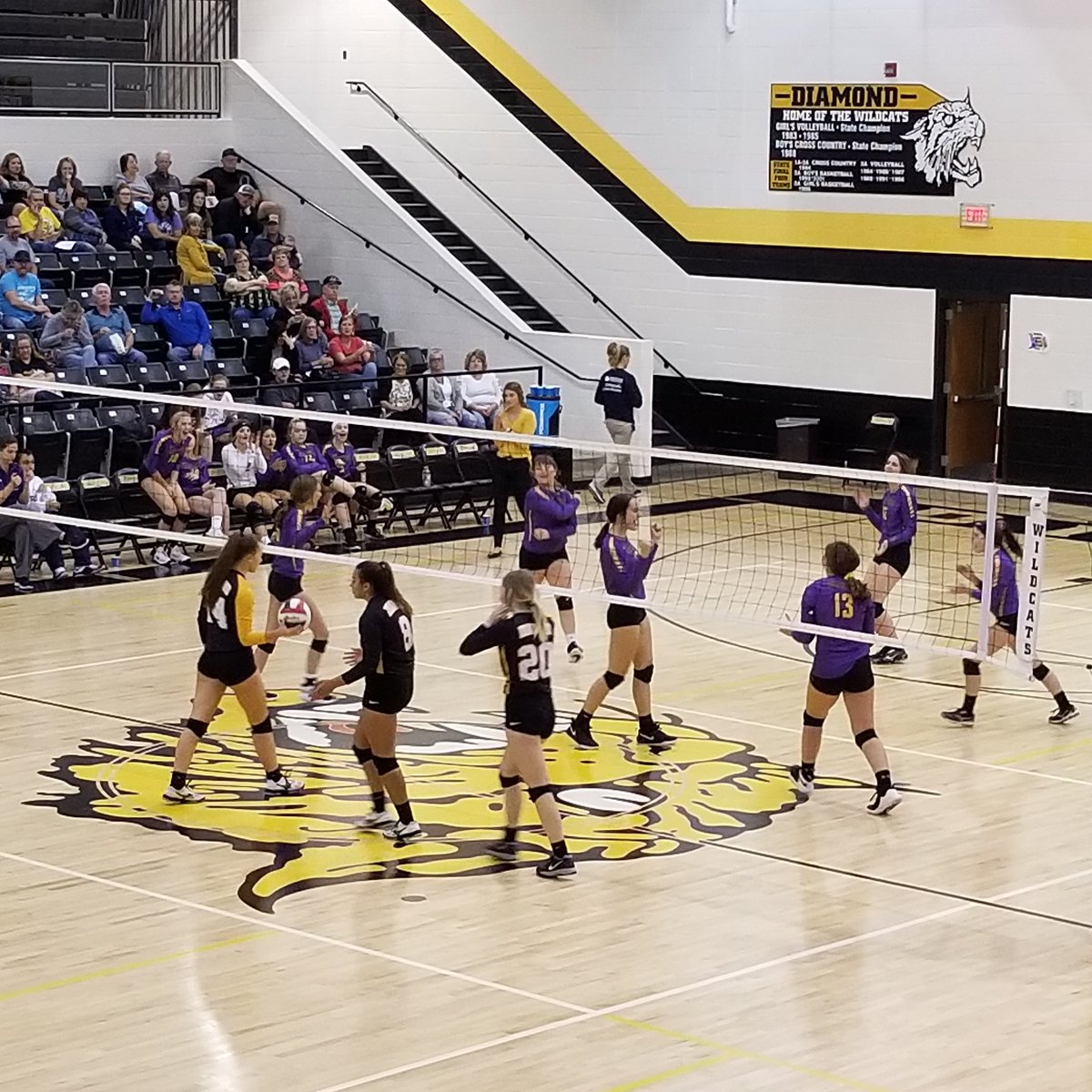 JV Bears drop tough 2-set match to Diamond. Varsity Bears follow it up with a sweep of their own 25-17 and 28-26. 🐻💜💛
