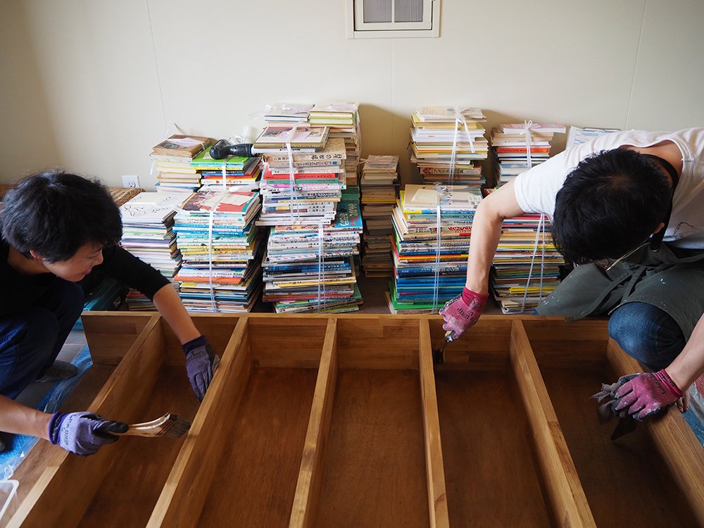 パイ インターナショナル Ar Twitter Web連載 直しながら住む家 第7回 本やマンガ 古いアルバム ひな人形などが脈略もなく押し込められ混沌とした物置状態だった納戸が 子どもに戻れる図書室 に大変身 しまう本のサイズに合わせた 完全オリジナルの壁面本棚