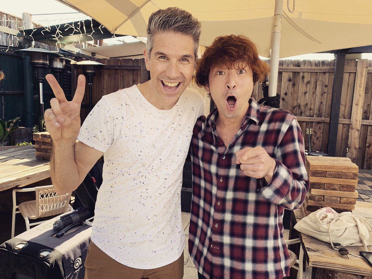 juonguitar's tweet image. こういう事あるのね。。。
JoshのJam観に行ったらThe whoでBassを弾いていた @jonbuttonbass 
に会ったぜ！
奇跡がミラクルだわぁ〜＾＾
素晴らしいBassistでした。
ps.Thanks Josh!
#juon #jonbutton #thewho #music #joshua #bobajam #rock #blues #losangels #bass #guitar #bz #稲葉浩志