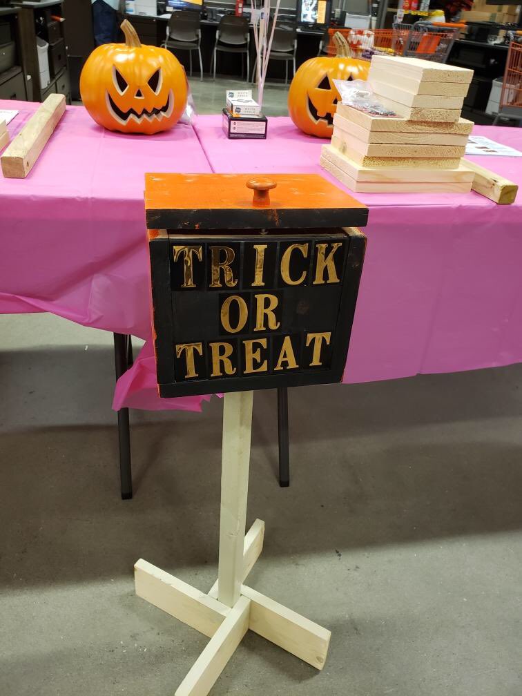 KianaMoses2's tweet photo. #DIH2019 Workshop @6204   The power of women 💪💃🎉🎃💕Great job D42 Nancy. Thank you for all that you do! #CandyStand 👻🍭🍬🍫 @RonnieOddo @DLapshan @JamesElkinsHD @schama08 https://t.co/PTlbsEUIet