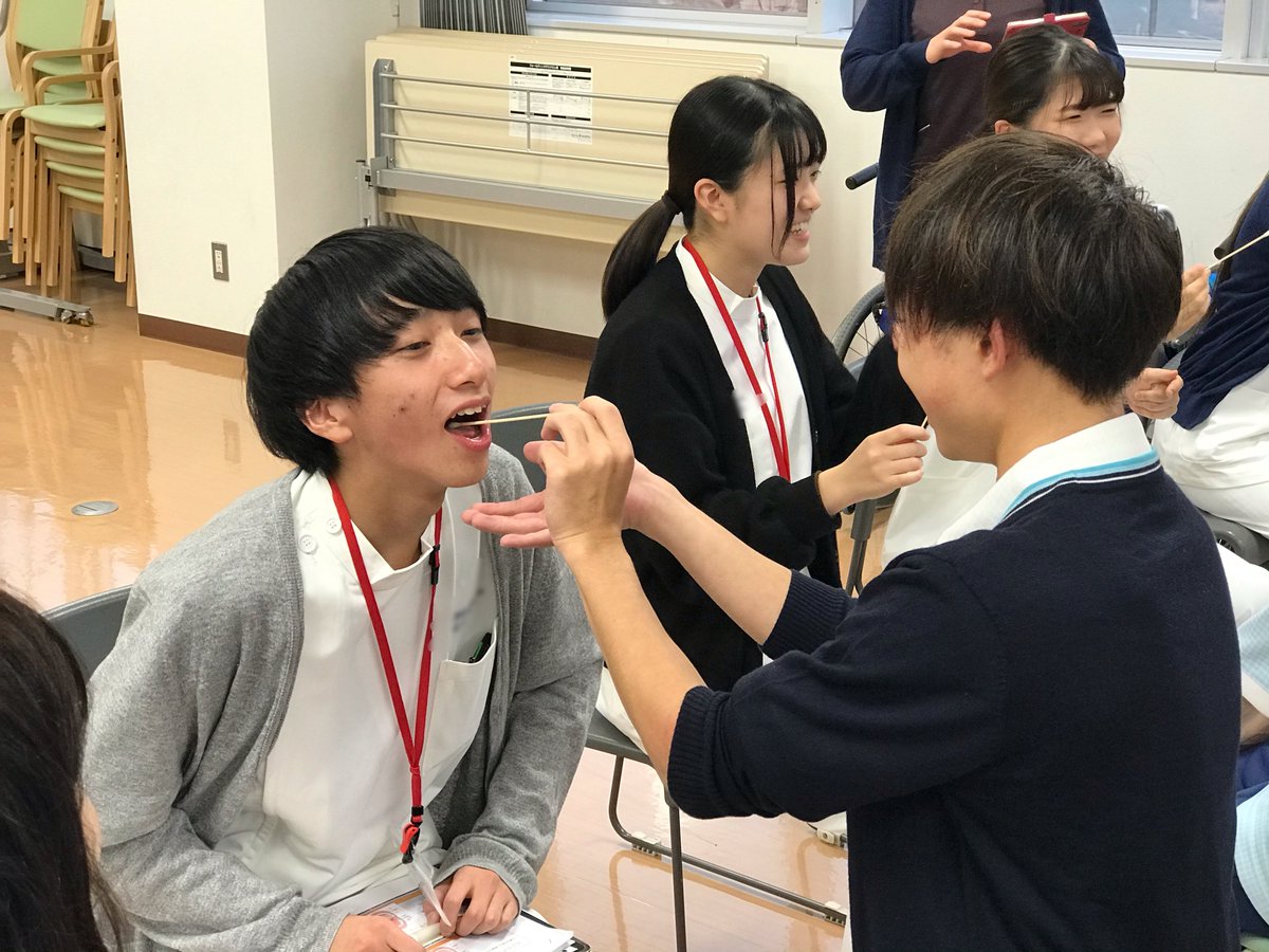 アイメディカル 国際医療看護福祉大学校 على تويتر 言語聴覚学科と介護福祉学科の合同授業が行われました 今回の内容は嚥下機能の観察 評価についてです 接触場面の観察ポイントやのどのアイスマッサージなどについて学びました 国際医療看護福祉大学校 アイ