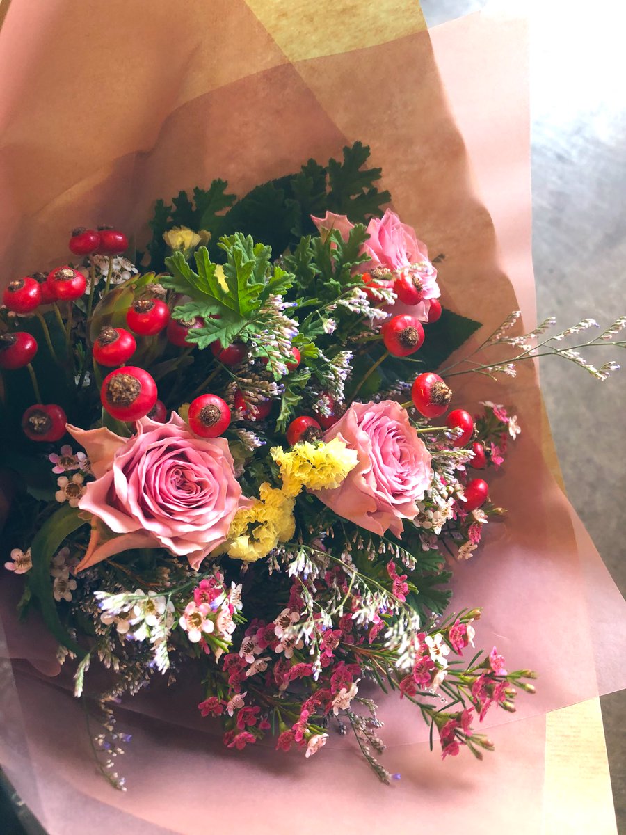 Flower Twitter પર ドライフラワーになる花材を集めたブーケ 薔薇 スターチス センセーショナルファンタジー ヒューべセンス ハーブゼラニウム ワックスフラワー 綺麗に乾いて 思い出に残りますように