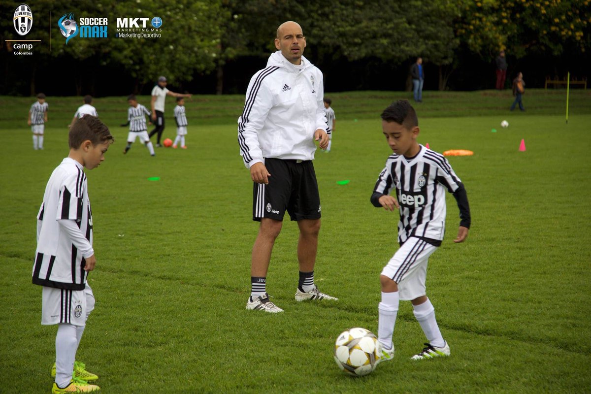 jacademycol's tweet photo. #TBT de nuestro Juventus Camp Bogotá 2016 en el que nuestros bianconeros vivieron una gran semana de entrenamiento bajo la metodología #JuventusWay en el Colegio San Viator en el mes de Junio.⚽️

¡Después de 3 años seguimos dejando huella con nuestro proyecto deportivo! 🏴🏳️ https://t.co/BhYaC63ZJ4