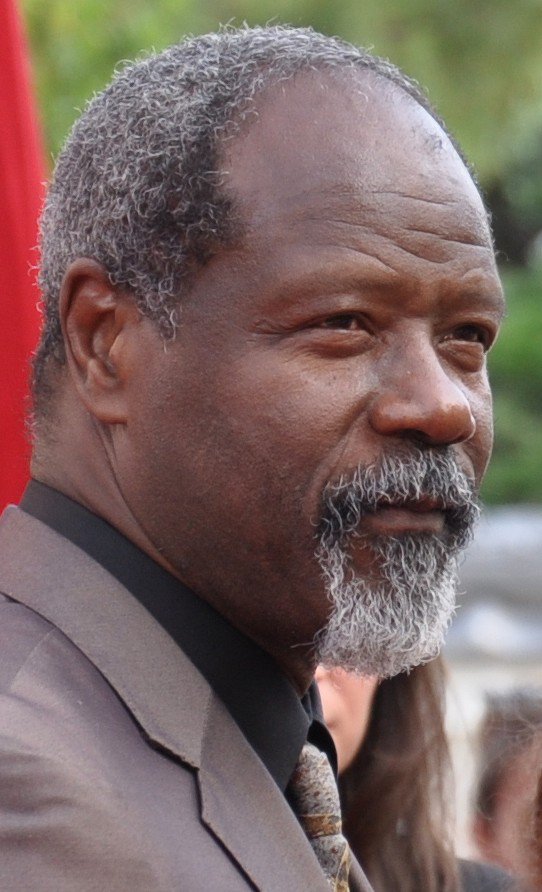 karampatrick's tweet photo. Jean-Michel Martial est parti.
Je pleure un ami, une personnalité exceptionnelle, un artiste lumineux, un homme courageux face à l'adversité et la maladie. Un militant engagé qui m'a succédé à la tête @LE_CREFOM. Bon voyage cher frère. Adan on dot soley. Tu nous manques déjà. https://t.co/MulgiWIFb2