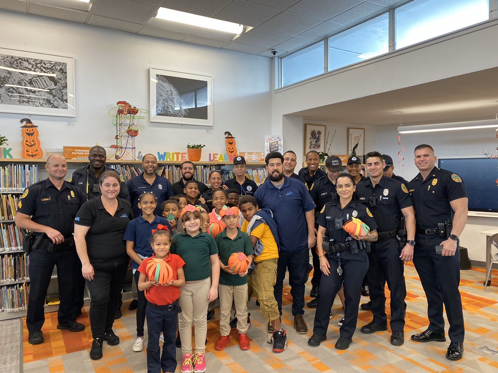 ErnieSierraMPD's tweet photo. Another great #CraftWithACop event at the #AllapattahNET branch library. Pumpkin hats and board games, no better way to interact with our local kids. @MiamiPD @mpdespanol @MajorTCarroll @YarielDiazMiami @CPSSergio https://t.co/0uLDzILQNW