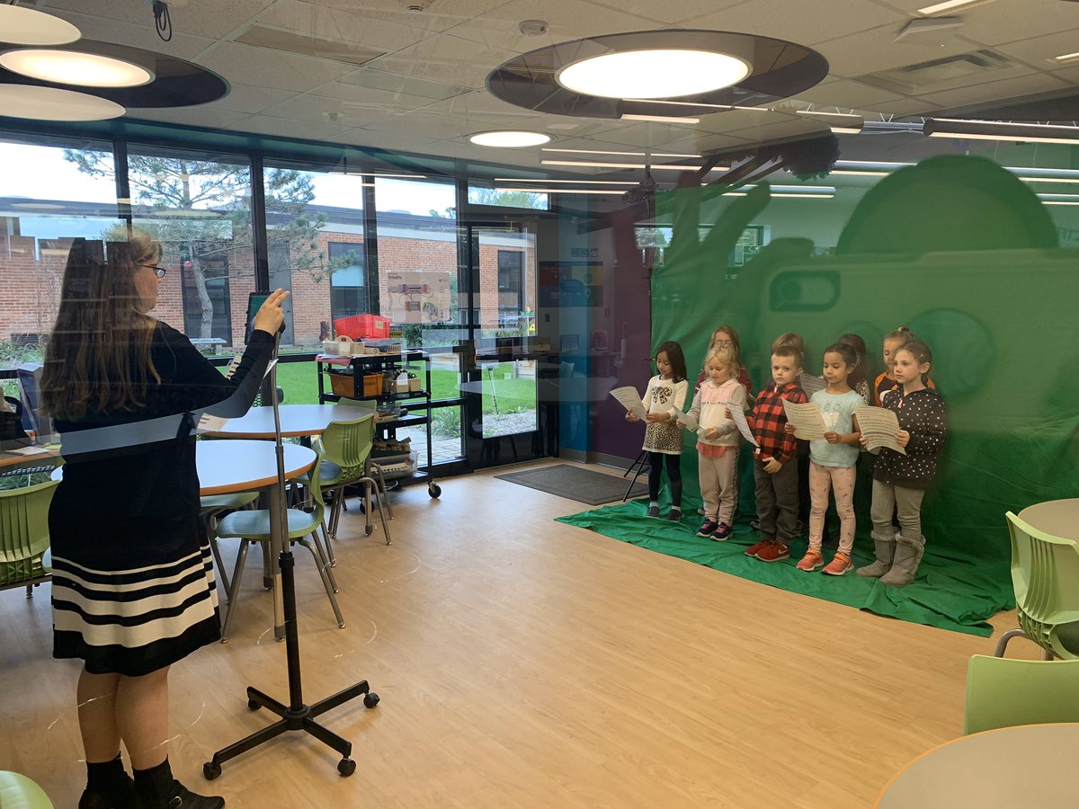 csfirsties's tweet image. Ss getting their green screen debut with #explorersweek readers theater! @CCSD93 @CSPrincipalD93 @glamorteccsd93 @CheetahChamps