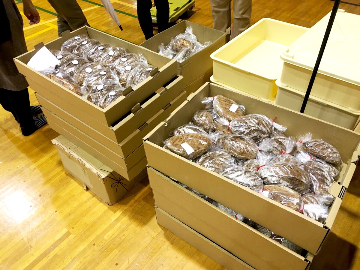 breadsaver's tweet photo. ／
世田谷パン祭りでパンを救うことができました！
＼

世田谷パン祭りで発生したロスパンを救済し、すべて翌日協力企業に持ち込み従業員の方にお届けしました。

従業員の方からいただいた募金は全額台風の被災地とセーブザチルドレンに寄付しました！

ご協力ありがとうございました！ https://t.co/pNztWktjql
