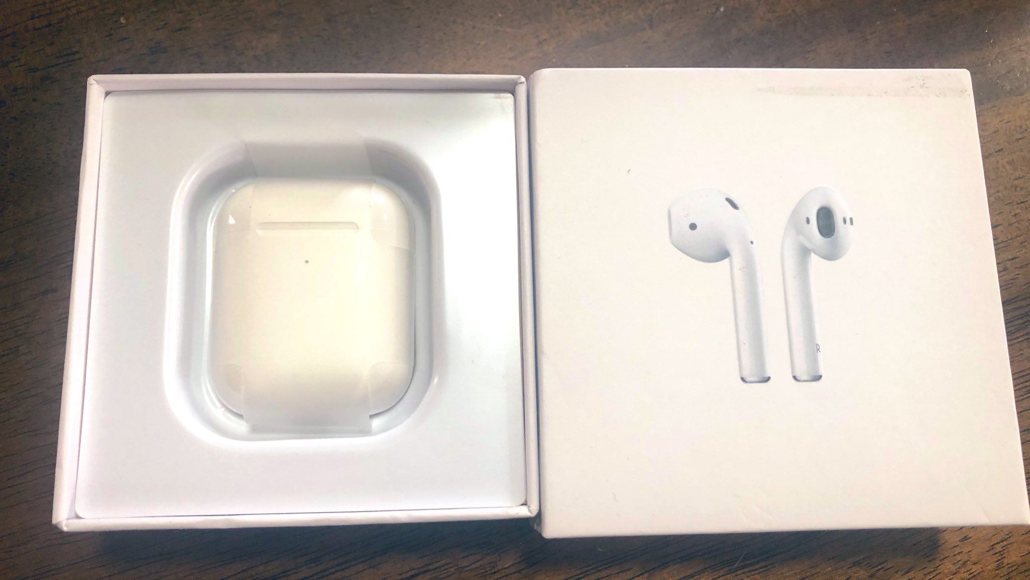 さくさくパンダ すごい わーい Airpodsの偽物届いたー やったー 00円サイコー 偽物なのにしっかりairpodsって名前だし しっかり認識するしめっちゃ面白いwwwwwwwww 本物の音知らないけど 別に普通に聴けるし いい