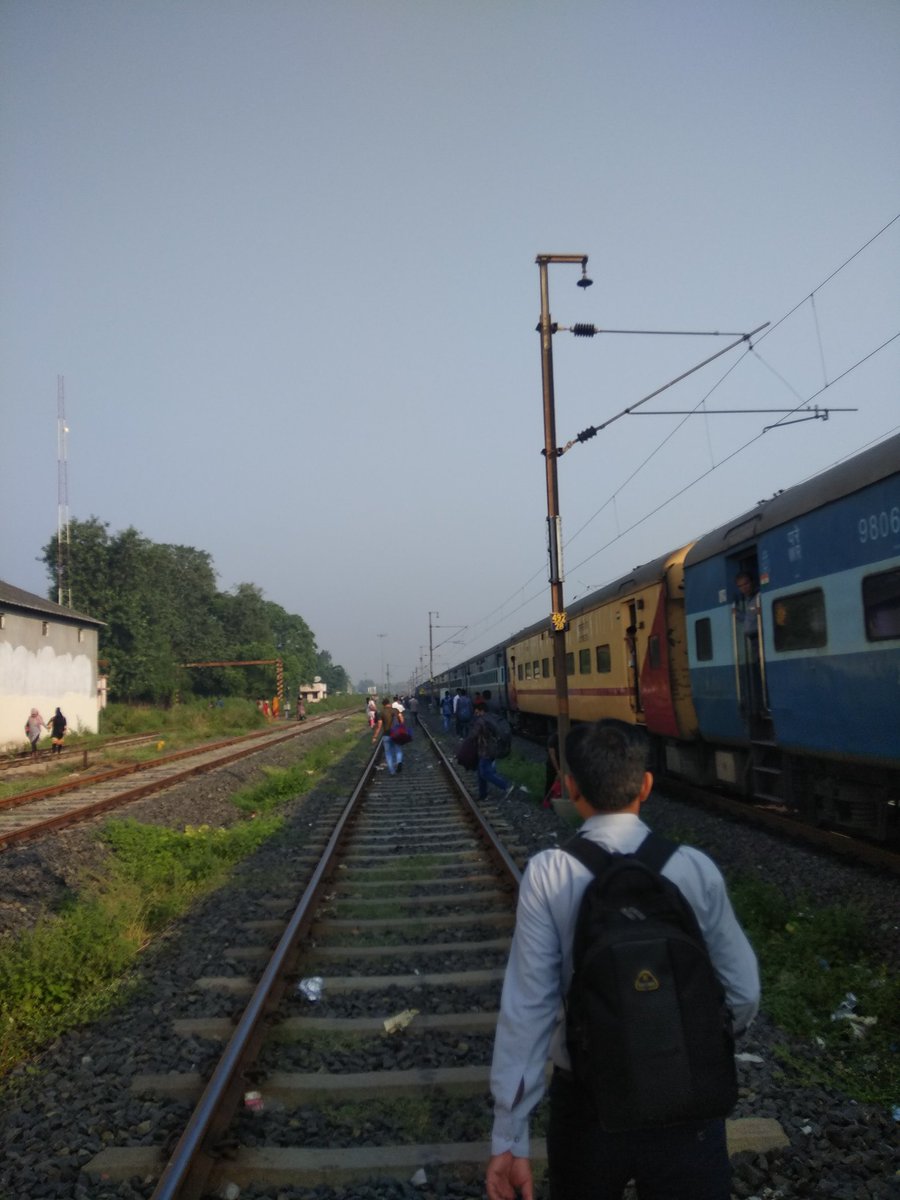 Harikrushn15's tweet photo. #ShantiStopManinagar MST pessangers are being treated as criminals. HOW all pessangers are escaping from the kankaria Yard.. Cruelty of Railway authority @PiyushGoyal @PMOIndia @narendramodi @devusinh @Pankajbhaidesai @drmadiwr @DRMBRCWR @MinisterRailway https://t.co/smbaXqonZq