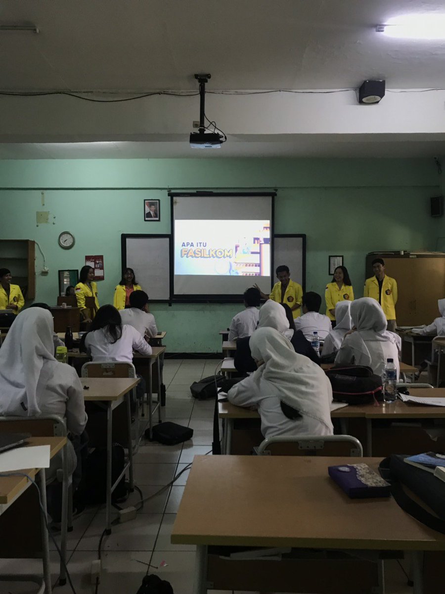 OHFasilkom's tweet photo. [LIVE REPORT📸]
Tim kami sedang mengunjungi SMAN 28 Jakarta, nih! Sampai ketemu di tanggal 2 November 2019 nanti, ya!!👋🏻
#DiveIntoIT https://t.co/4z4bNFf3kV
