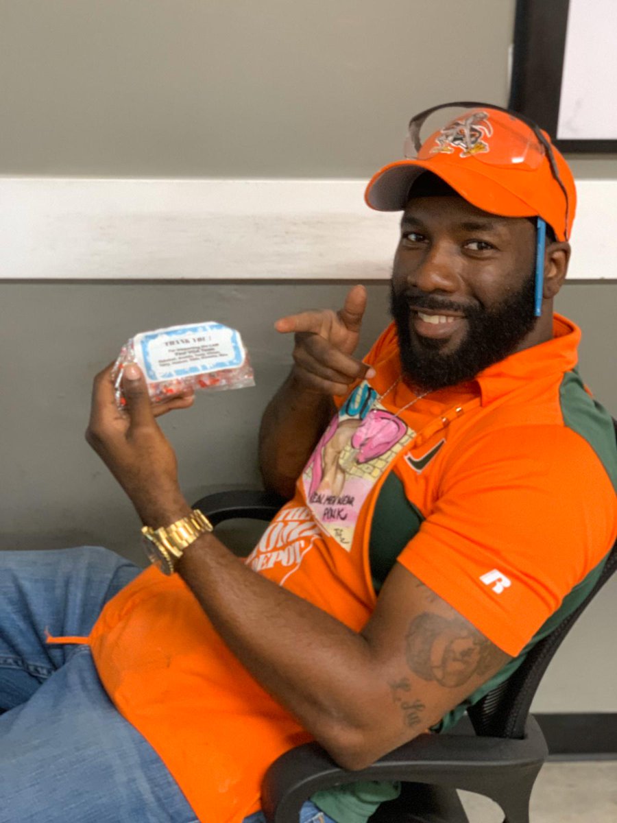 HudsonSaul3's tweet photo. Got recognized for supporting the cashiers its the little things that counts #BESUPPORTIVE #CAM2019 #WESTON6326 #TEAMSPIRITWEEK #THE🙌🏿 https://t.co/xIEnigRgXo