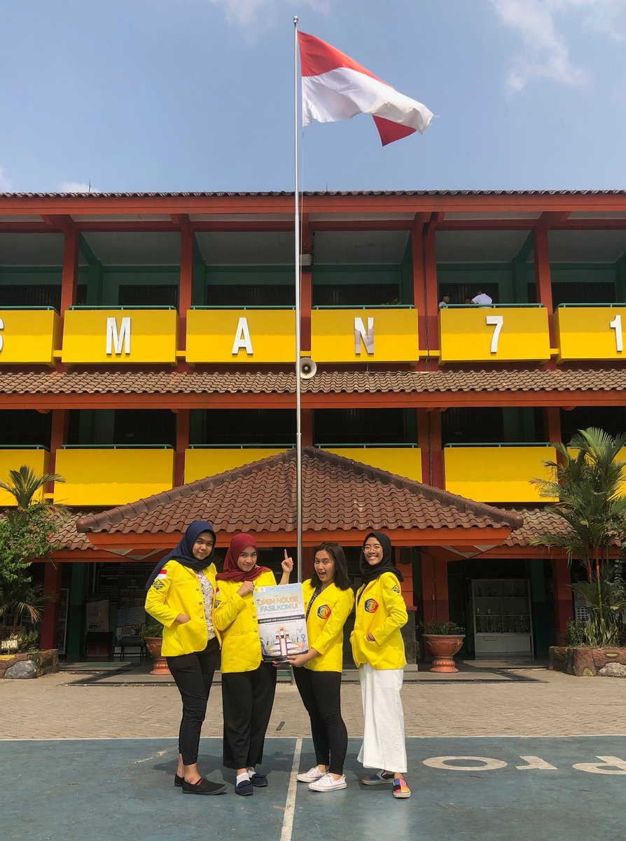 OHFasilkom's tweet photo. [LIVE REPORT📸]
Beberapa waktu lalu, tim kami juga telah mengunjungi mengunjungi SMAN 71 Jakarta, nih! Yuk, jangan lupa datang tanggal 2 November 2019, ya!!👋🏻
#DiveIntoIT https://t.co/19sFMamjQE