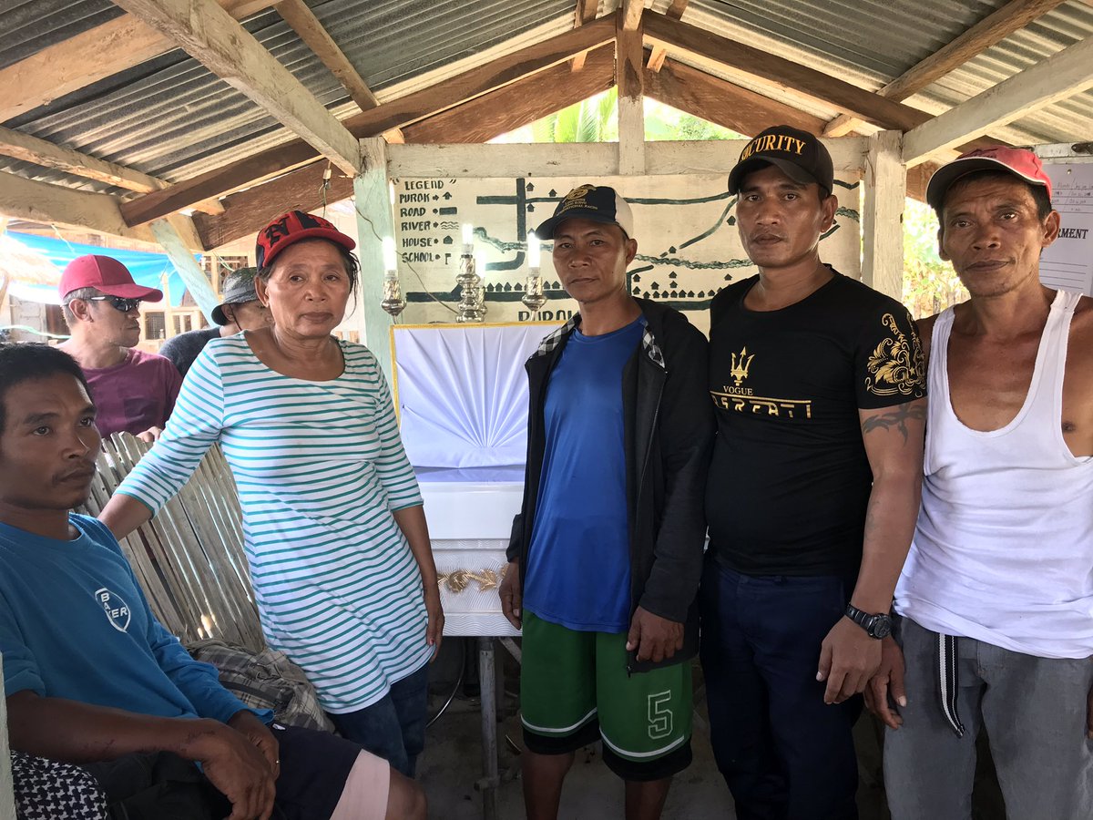 romeltv5's tweet photo. Labis naman ang paghihinagpis ng mga kaanak ng mag-inang nasawi dulot ng magnitude 6.3 na Lindol sa Brgy Malawanit, Magsaysay, Davao del Sur; nanawagan sila ng tulong para mailibibg ang mga biktima @News5AKSYON @onenewsph https://t.co/jvQbq7BKKd