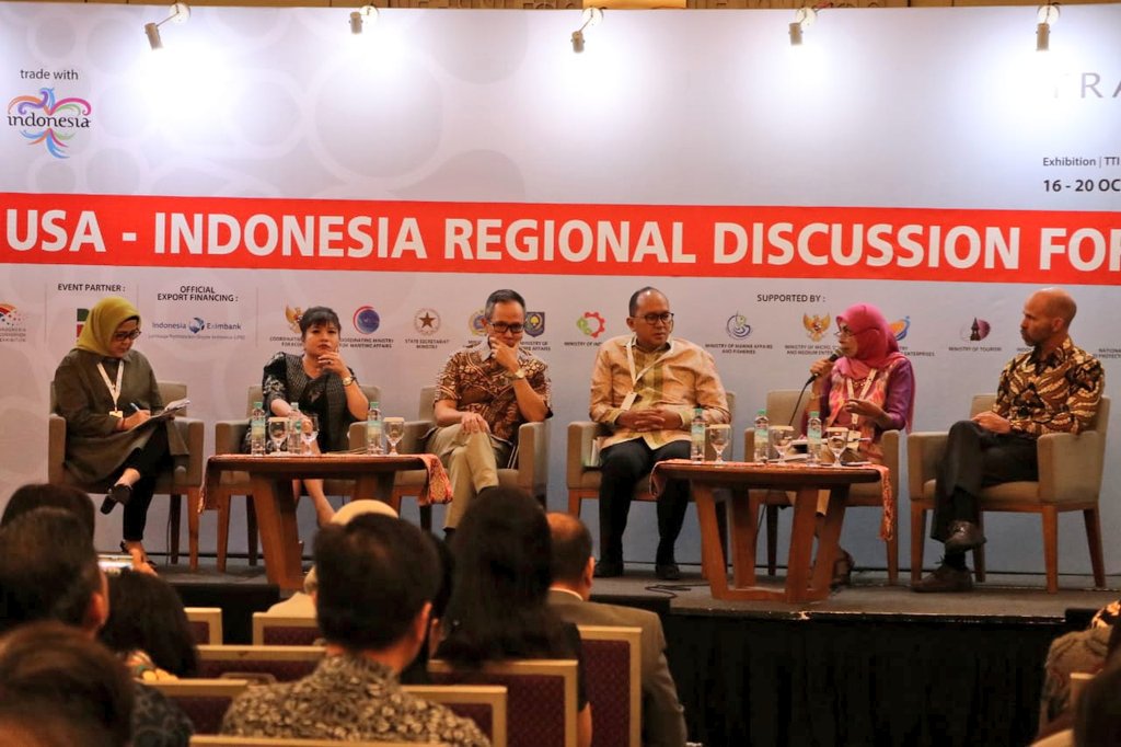 Direktorat Amerika I - Kemlu RI (@ditamerika1) on Twitter photo Moderated by Special Advisor for <a href="/KEMDAG_RI/">DGNED_RI</a>,Arlinda Imbang Jaya, #IndoUSRDF2019 brings together panelists from the @KADIN_Indonesia, @DPN_APINDO, <a href="/IndoEximbank/">Indonesia Eximbank</a>, and Agricultural Attachè of the <a href="/usembassyjkt/">U.S. Embassy Jakarta</a> #IndonesiaUSA70th
#IniDiplomasi
<a href="/infoamerop/">Amerop_Kemlu RI</a> <a href="/Kemlu_RI/">MoFA Indonesia</a> @KBRIWashDC Moderated by Special Advisor for <a href="/KEMDAG_RI/">DGNED_RI</a>,Arlinda Imbang Jaya, #IndoUSRDF2019 brings together panelists from the @KADIN_Indonesia, @DPN_APINDO, <a href="/IndoEximbank/">Indonesia Eximbank</a>, and Agricultural Attachè of the <a href="/usembassyjkt/">U.S. Embassy Jakarta</a> #IndonesiaUSA70th
#IniDiplomasi
<a href="/infoamerop/">Amerop_Kemlu RI</a> <a href="/Kemlu_RI/">MoFA Indonesia</a> @KBRIWashDC