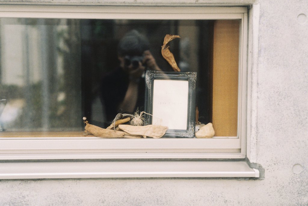 nabexcom's tweet photo. 何気ない日常も未曾有の災害の爪跡も残していくのがカメラの仕事

Contax iia
Carlzeiss jena sonnar 1 : 2  f=5cm

#チャンプカメラ https://t.co/VgVyvISpku