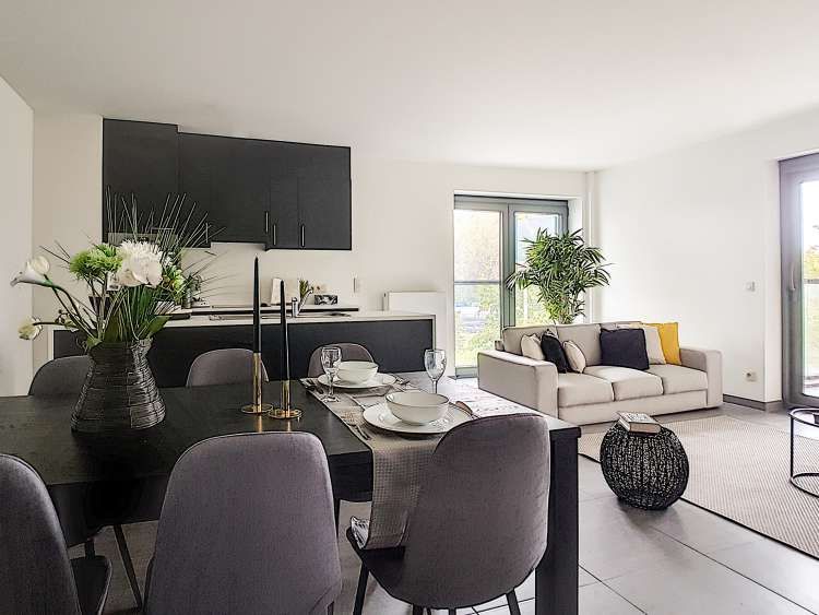 Hoe verkoop je een appartement met een zwarte keuken?
Onze interieur tips:
👉 Zwart is trendy, herhaal de kleur in de meubels.
👉 Zorg voor geen zware meubels, doorkijkeffect en een goede flow.
👉 Werk met een felle contrastkleur.
Fotohttps://buff.ly/2nmTLMx