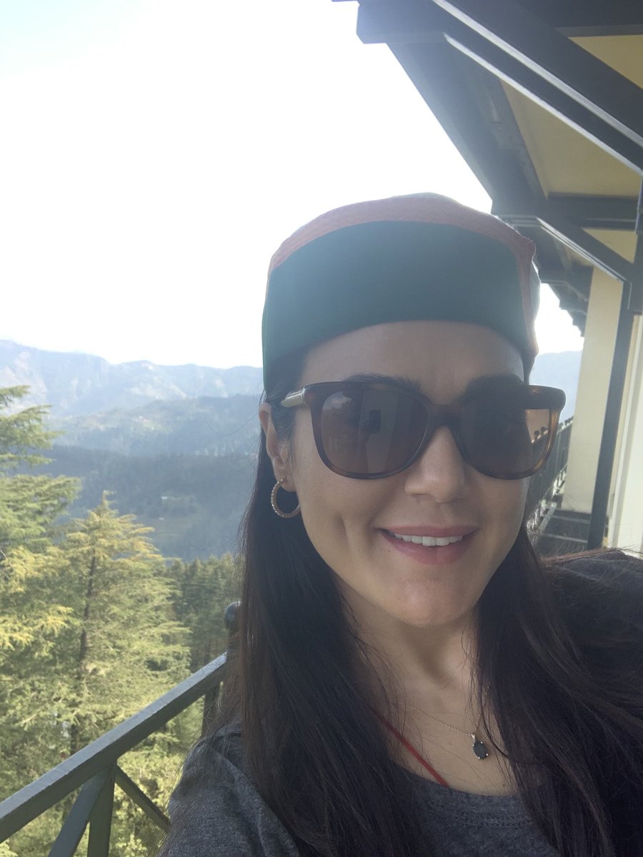 realpreityzinta's tweet image. पहाड़ी टोपी में पहाड़ी लड़की 🤩  Nothing like home ❤️ #Shimla #pztravel #ting