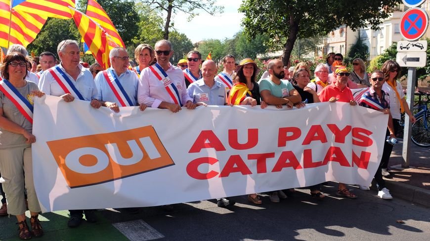 [#LeCoupDeFilDuMatin] - #Catalogne : Après 3 nuits de #violences, un appel à la #grève générale a été lancé, et les #MarchesPourLaLiberté doivent converger à #Barcelone. 

Jordi Vera, coordinateur de <a href="/ouiaupayscat/">Ouiaupayscatalan</a>, et <a href="/jorbarafael/">Rafael Jorba</a>, journaliste, sont dans le #GrandMatinSudRadio.