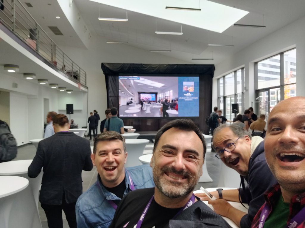 restalion's tweet photo. Recursive selfie in #openslava https://t.co/Xq9S2quKPl