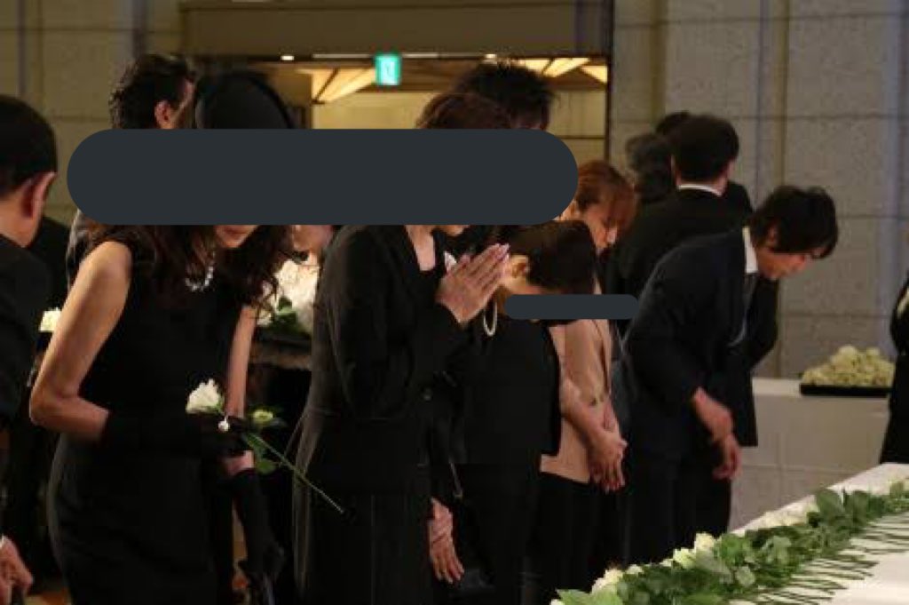 リジス Di Twitter 京アニお別れの会のドレスコードは平服でとのことでしたが 芸能人の偲ぶ会やお別れの会 のドレスコードに準じると思われます 平服で とある場合の服装は黒やダークグレー 濃紺などのスーツやワンピースなどの略喪服に該当するような服装です