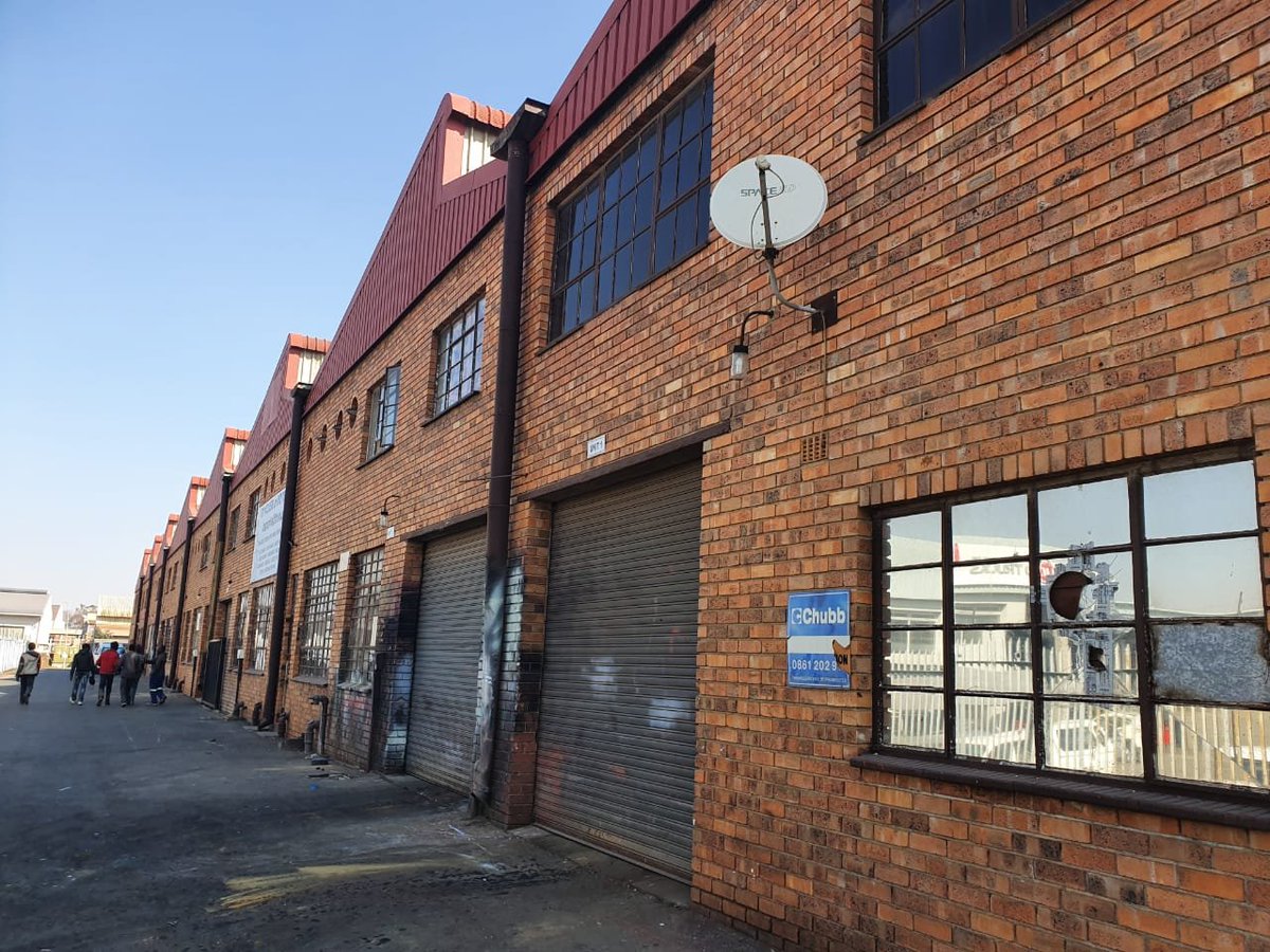 TargetReal's tweet image. STORMILL – MINI FACTORY UNITS TO LET (West Rand just off Main Reef Road)
Ground floor industrial units measuring between 350 sqm and 470 sqm
Ablutions
Change rooms
Occupation by negotiation
Rentals from R 35-00 per sqm (exclusive)
Contact Howard on 083 640-3658 or 011 440-7373