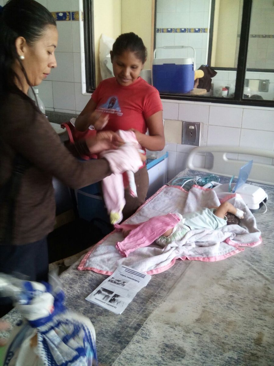 luisortuno2011's tweet photo. #18Oct desde #FelizMartes hasta #FelizViernes  en #Anzoategui vecinos del Saman y Colinas, repartieron ALEGRÍA, COMIDA, ROPA y FRUTAS algunos NIÑ@S HOSPITALIZADOS Razetti #Barcelona Juntos Podemos más Gracias!!!! @MercalAnzoateg_ @MercalAnz @yinderf  @LuisR_Psuv @Minppal_Anz https://t.co/olC7Ew7UnW