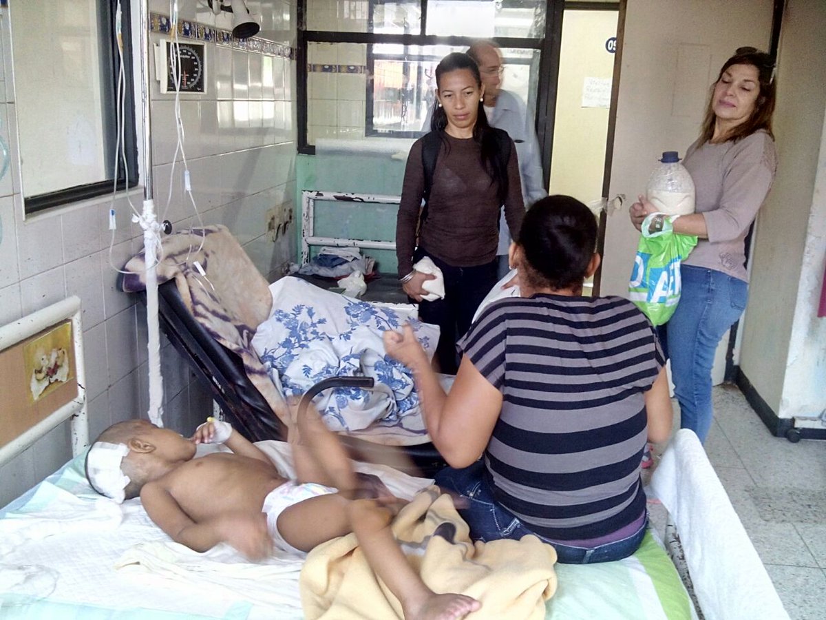 luisortuno2011's tweet photo. #18Oct desde #FelizMartes hasta #FelizViernes  en #Anzoategui vecinos del Saman y Colinas, repartieron ALEGRÍA, COMIDA, ROPA y FRUTAS algunos NIÑ@S HOSPITALIZADOS Razetti #Barcelona Juntos Podemos más @MercalAnzoateg_ @MercalAnz @yinderf  @LuisR_Psuv @Minppal_Anz https://t.co/vJmUrYYTQd