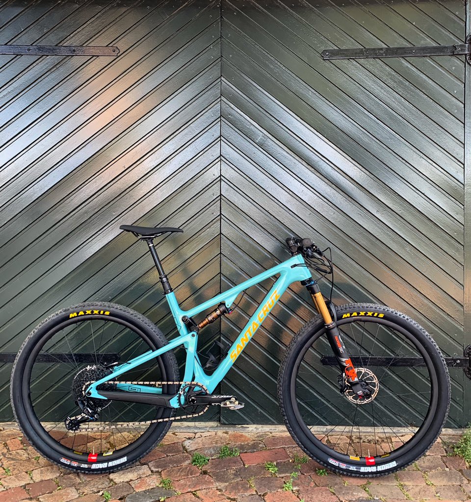 OliverMunnik's tweet photo. Some Next Level Radness going down on a #NewBikeDay

Seems fitting that the first burn will be at this weekend’s THE U @pbbtrails ... 120mm up front, 100mm out back with 2.35” rubber fitted to Reseve 27s, going to be like riding with NOS in the main vein 😎 https://t.co/RyoRzKorZg