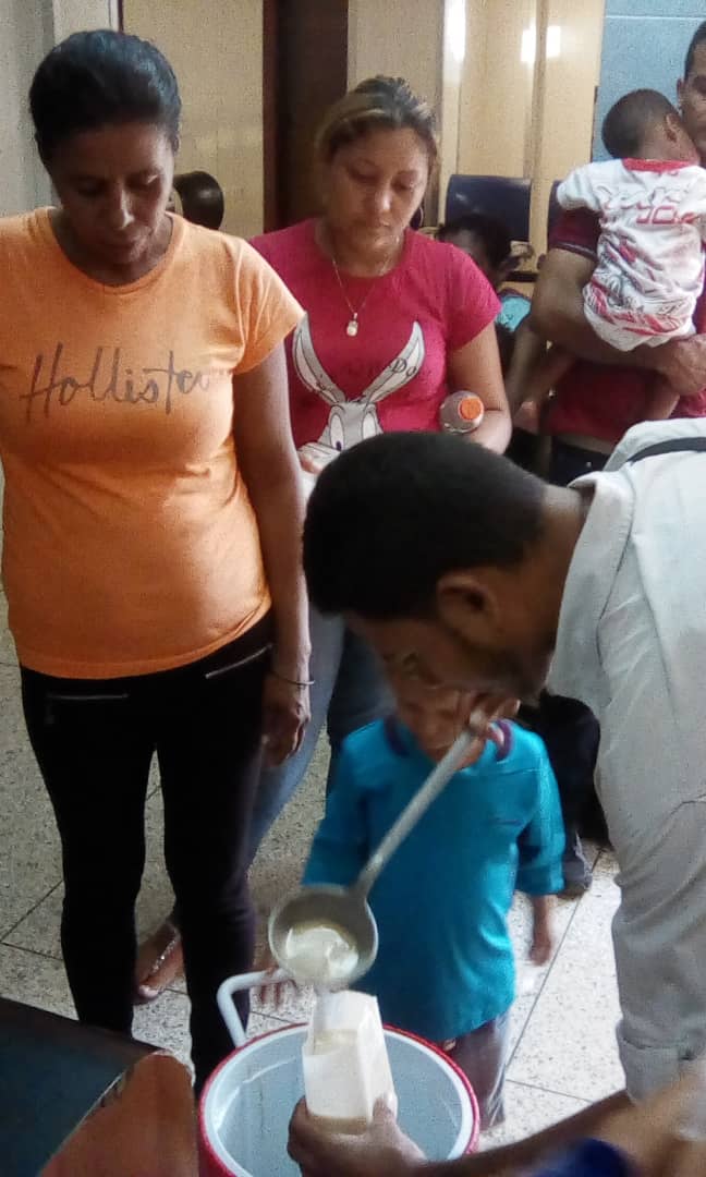 luisortuno2011's tweet photo. #18Oct desde #FelizMartes hasta #FelizViernes  en #Anzoategui vecinos del Saman y Colinas, repartieron ALEGRÍA, COMIDA, ROPA y FRUTAS algunos NIÑ@S HOSPITALIZADOS Razetti #Barcelona Juntos Podemos más @MercalAnzoateg_ @MercalAnz @yinderf  @LuisR_Psuv @Minppal_Anz https://t.co/vJmUrYYTQd