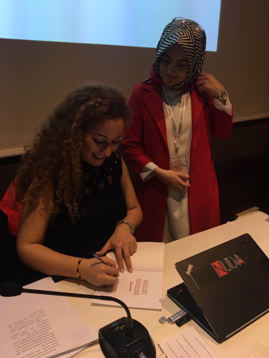 Childlibraries's tweet photo. Sempozyum Başkanımız Sayın Doç. Dr. Asiye Kakırman Yıldız, Sayın Uzm. Psk. Nihan Temiz’e plaketlerini takdim ettiler.  #çocukkütüphanelerisempozyumu #childrenslibrariessymposium #çocukkütüphaneleri #icls2019 #asiyekakirmanyildiz https://t.co/AeS1Rtmzho