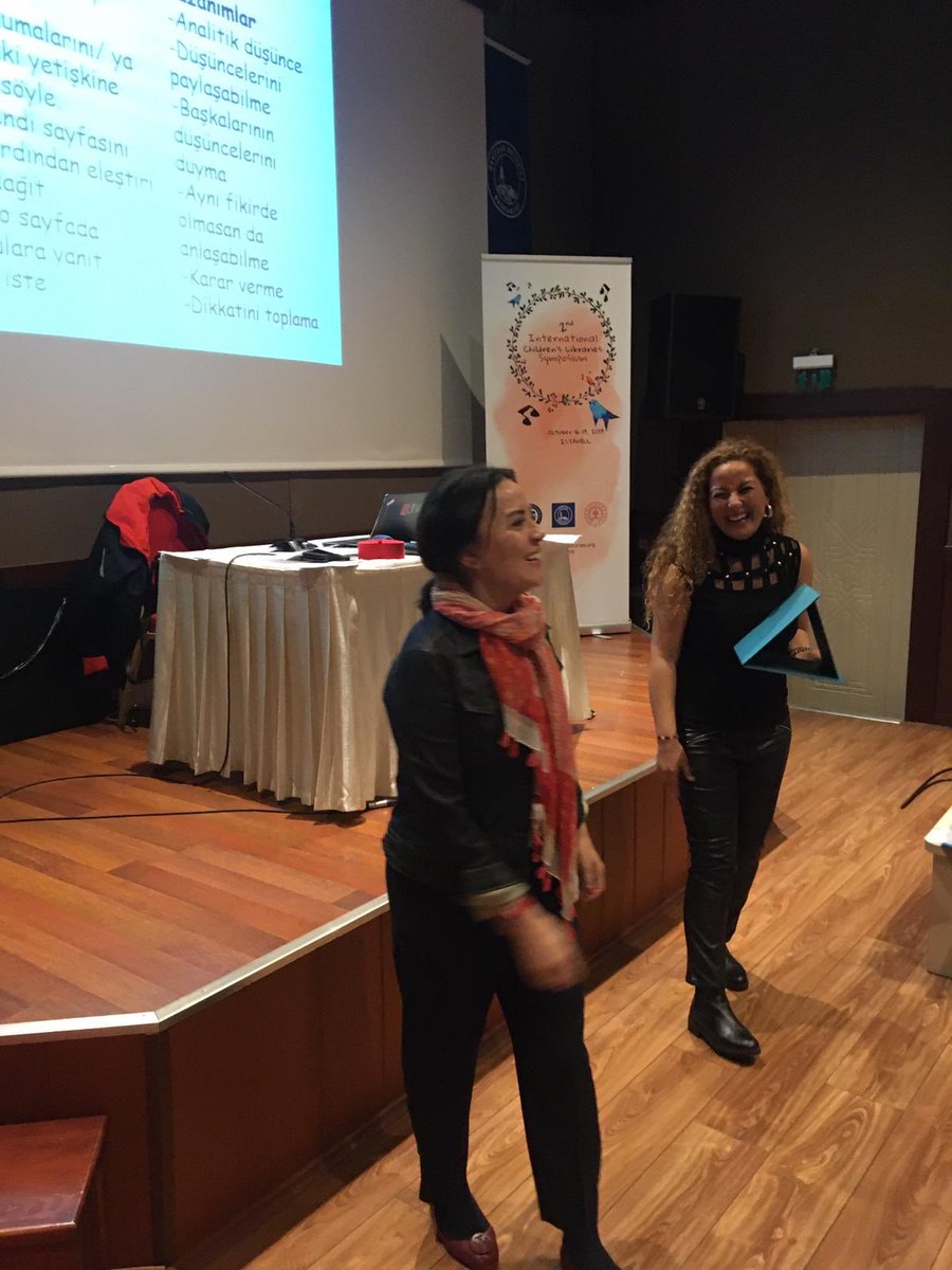 Childlibraries's tweet photo. Sempozyum Başkanımız Sayın Doç. Dr. Asiye Kakırman Yıldız, Sayın Uzm. Psk. Nihan Temiz’e plaketlerini takdim ettiler.  #çocukkütüphanelerisempozyumu #childrenslibrariessymposium #çocukkütüphaneleri #icls2019 #asiyekakirmanyildiz https://t.co/AeS1Rtmzho