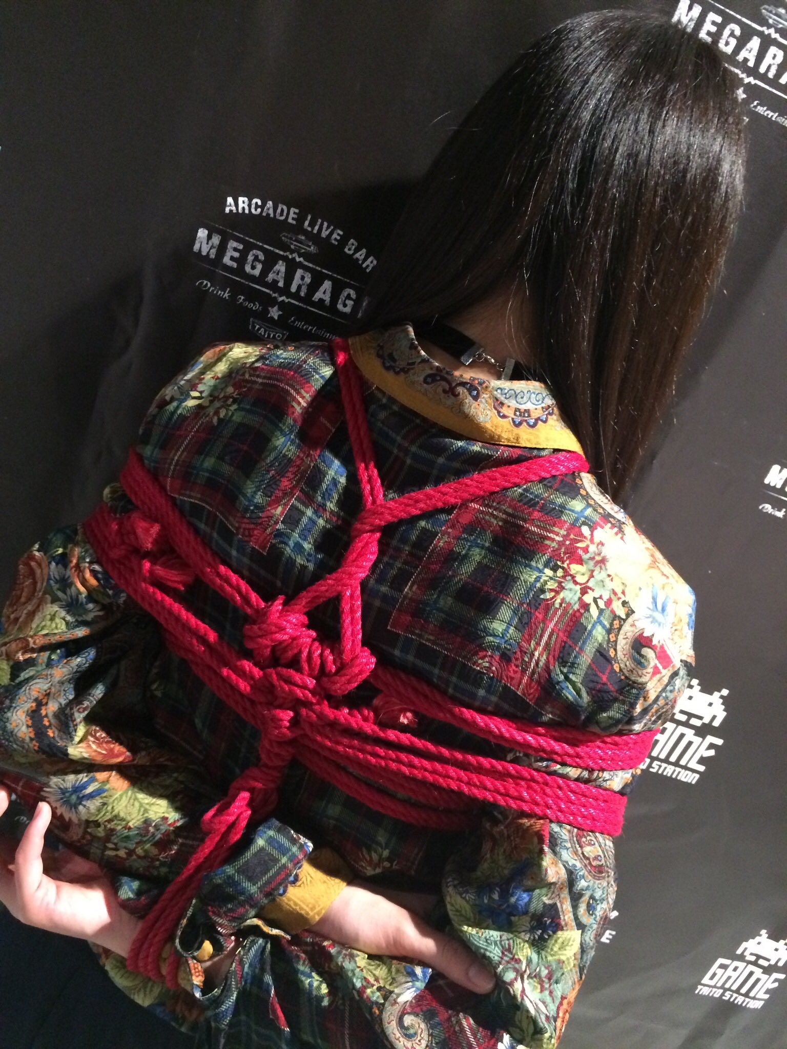 七草へる Nanakusa Heru ゲームセンター タイトーステーション溝の口 店 内にあるアーケードライブバー Megarage 様にて緊縛撮影させていただいたときの様子 多分ゲーセン緊縛は業界初 その節はありがとうございました Model 人生ちゃん T