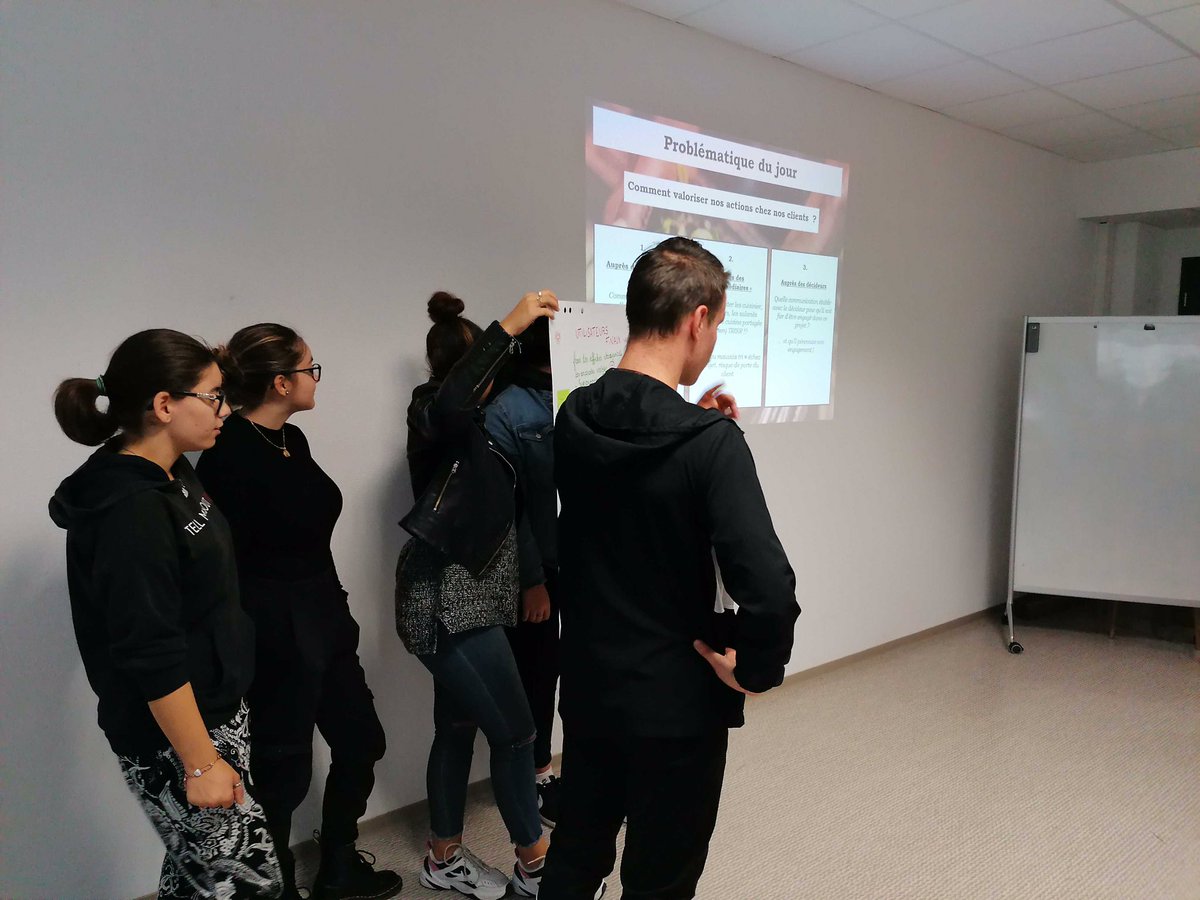 TVT_Innovation's tweet photo. Nouvelle édition de #OptionStartup avec pour thème : la féminisation de l’ #entrepreneuriat 🚀. Des collégiens et lycéens sont venus aujourd’hui rencontrer nos entrepreneures (Studio A2 &amp; Les Alchimistes Toulon) à travers des ateliers. #startup #school https://t.co/k7bPtqlcdZ