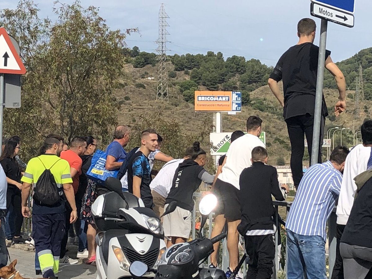 CasalBoiraBaixa's tweet photo. Denunciem que feixistes, que estaven tirant pedres i ous a les #MarxesXLlibertat han agredit un membre del Casal prop de Ciutat Meridiana. L’han tirat a terra en grup i l’han començat a colpejar. Afortunadament està bé. #AlertaUltra https://t.co/gdIVKED3eJ