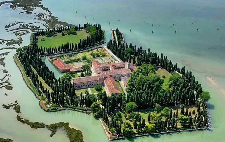 Un’oasi verde di silenzio e spiritualità della #LagunadiVenezia. Siamo nell’isola di #SanFrancescodelDeserto, sede di un convento di frati minori originariamente fondato dallo stesso San Francesco.
bit.ly/33D9VAT
#VisitVeneto (foto IG robymavic2_pro_)