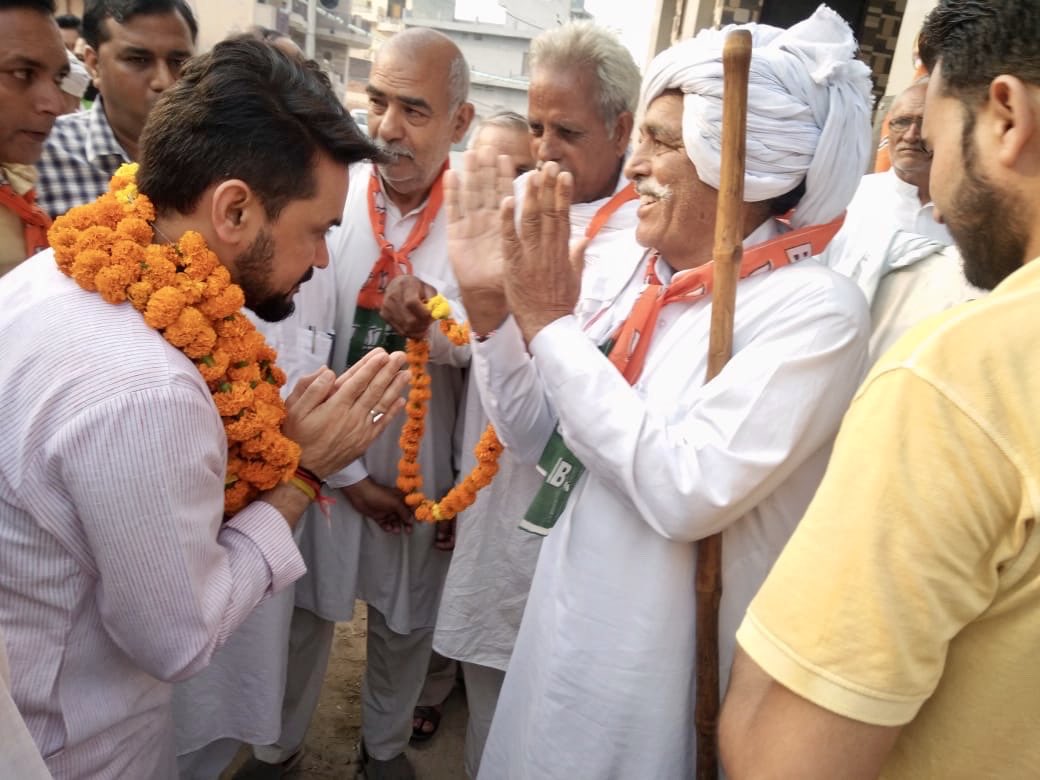 Anurag_Office's tweet image. श्री अनुराग ठाकुर ने हरियाणा विधानसभा चुनावों में कैथल में पार्टी उम्मीदवार के पक्ष में जनसम्पर्क व चुनावी सभा कर भाजपा की जनकल्याणकारी नीतियों से जनता को अवगत कराया।