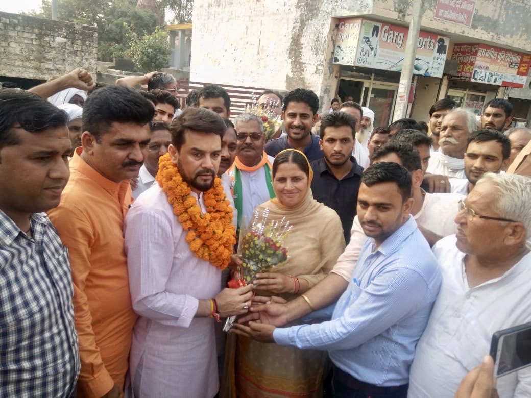 Anurag_Office's tweet image. श्री अनुराग ठाकुर ने हरियाणा विधानसभा चुनावों में कैथल में पार्टी उम्मीदवार के पक्ष में जनसम्पर्क व चुनावी सभा कर भाजपा की जनकल्याणकारी नीतियों से जनता को अवगत कराया।