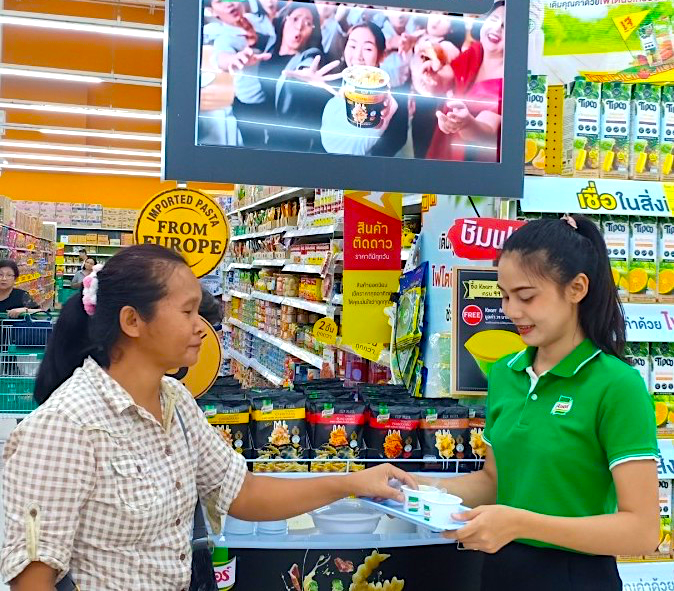 demopowerthai's tweet photo. แบรนด์ที่รู้จักกันดี เปิดตัวผลิตภัณฑ์ใหม่ "Instant Cup Pasta” และไว้วางใจให้ DemoPower Thailand เป็นตัวแทนแบรนด์ จัดบูธประชาสัมพันธ์สินค้า  90 บูธทั่วประเทศ แคมเปญประสบความสำเร็จ มีกลุ่มเป้าหมายจำนวนมากได้ทดลองชิมสินค้าและซื้อทันที ณ จุดขาย #brandactivation #sensorialmarketing https://t.co/zetv2u7LkN