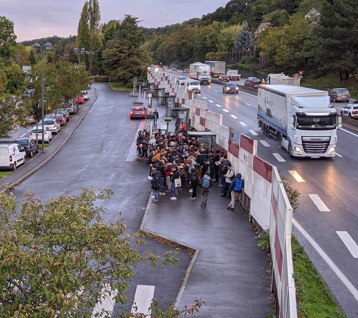 dhekkir's tweet photo. #LeGuichet, à Orsay, tous les jours le matin, à l'arrêt de la ligne #transdevFR 9 en sortie du #RERB. Parfois c'est pire que ça. #LaVieDePlateau #ParisSaclay https://t.co/cLGNl3RJod