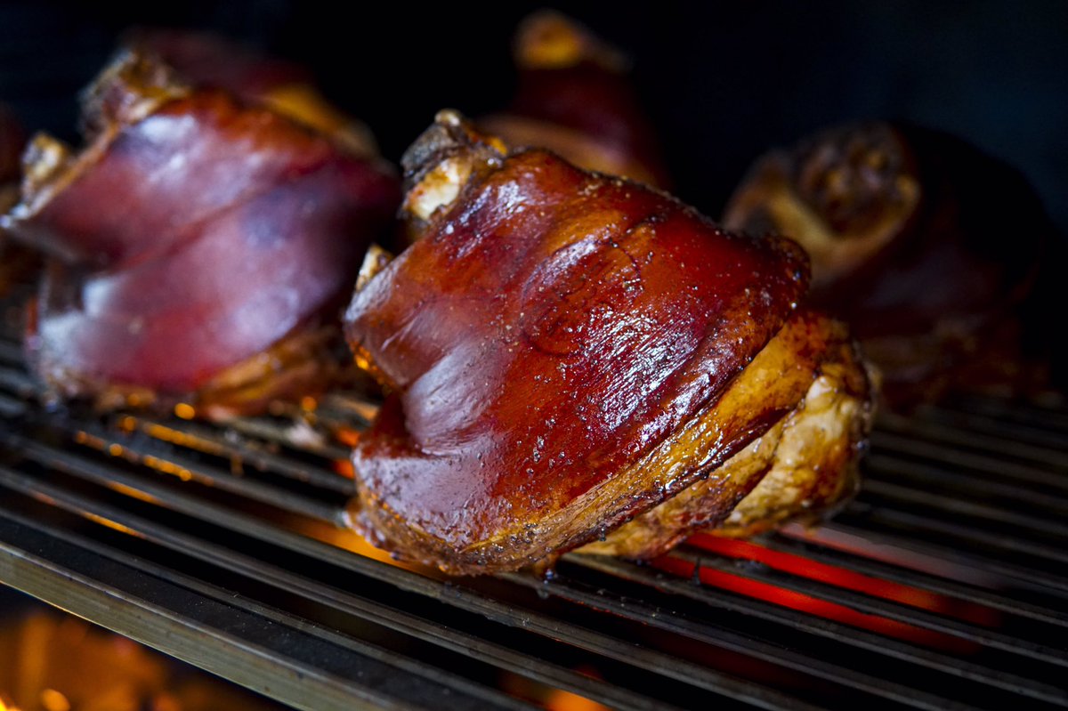 budamazonia's tweet photo. Nuestro horno D-Oven sabe que ha llegado el fin de semana....! #cocina #asados #barbacoa #findesemnaenespaña #oven #weekend #leñaycarbon #familiaymigos #budamazonia #budtrading #seproind ##kispestd https://t.co/49ce6ZxUGk
