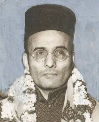 UdayMahurkar's tweet image. Savarkar’s famous lines when he was invited to join Cong in 1937: ‘Cong is betraying the nation by indulging in Muslim appeasement at cost of Hindu rights. It is better to stand in the last row of patriots than in the first row of betrayers’. Man of honour. Bharat Ratna very apt