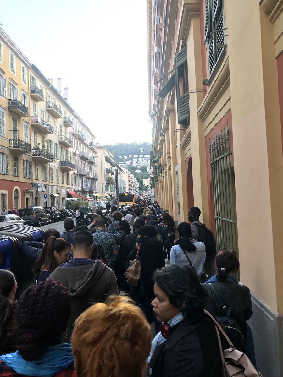 KevinLucbert's tweet photo. Grève #SNCF  dans les @AlpesMaritimes  ce matin ! Inadmissible de voir que @lignesdazur  N’est même pas capable de rajouter des bus pour que les gens puissent se rendre sur leur lieu de travail !Voici l’arrêt de bus pour aller sur #Monaco #Menton  @VilledeNice @Nice_Matin https://t.co/j8xkCWnQpr