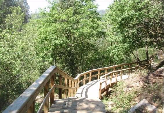 VisitPonteareas's tweet photo. 👉 #Sendeiro dos #Muiños de #Couso en #Gulans. Ruta de 2 kilómetros que coincide parcialmente co recorrido da Senda das Greas e da Senda dos penedos de San Cibrán. Ao longo do recorrido podemos ver varios muiños restaurados, entre eles un muiño con rodicio vertical. https://t.co/yVFv8KVzYC