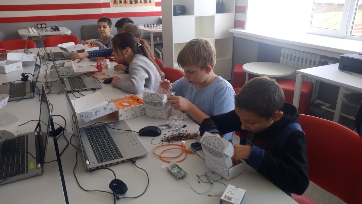 Точка Роста. Занятия с учащимися 4х классов по зd моделированию и программированию микроконтроллеров.