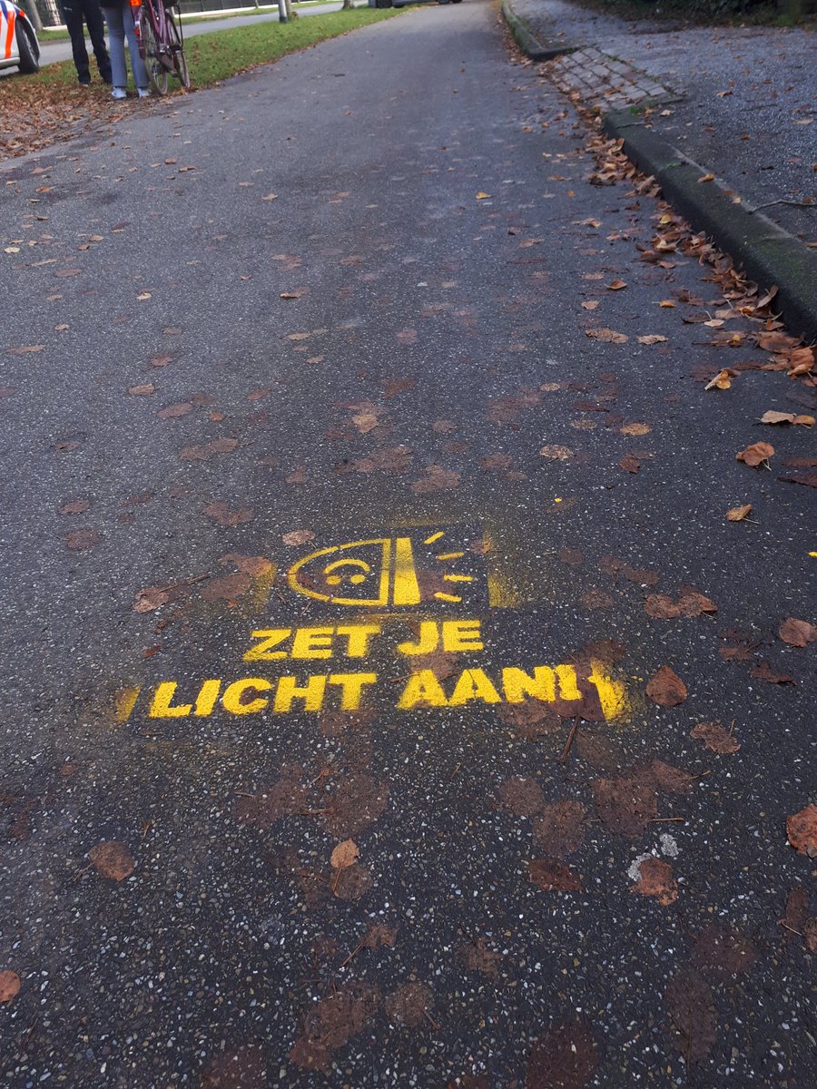 POL_flexteamGRN's tweet photo. De verkeerscontrole georganiseerd door de coll BT Zuid leverde 120 bonnen op; o.a. 98 x geen fiets verlichting en 18 x mobiele telefoon gebruik op de fiets. Grote meerderheid had het wel goed voor elkaar @zetjelichtaan #Groningen #fho https://t.co/Yd6kbBFLXw