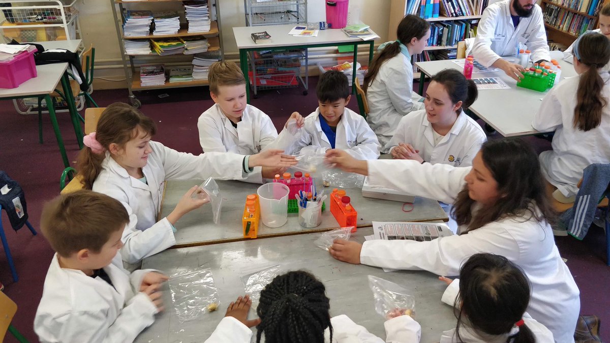 Cellexplorers's tweet image. Our @NUIgalway team went on a #FantasticDNA visit to Parochial NS yesterday, Congratulations to Lauren, Ellen, Rachel for their first school visit with Nancy, Janic &amp;amp; team leader Criodán. Thanks for having us! #scienceisforeveryone #sciencerolemodel